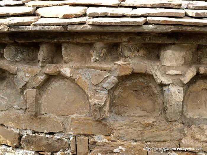 DETALLE DE FRISO DE ESQUINILLAS Y ARCOS CIEGOS